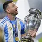 Lionel Messi berhasil membawa Timnas Argentina meraih trofi juara Copa America 2024 setelah membungkam Kolombia dengan skor 1-0 pada laga final di&nbsp;Hard Rock Stadium,&nbsp;Miami Gardens, Florida, Senin (15/7/2024) pagi WIB. Bagi Messi, ini adalah titel juara Copa America yang kedua setelah sebelumnya direngkuh pada 2021. (AP Photo/Rebecca Blackwell)