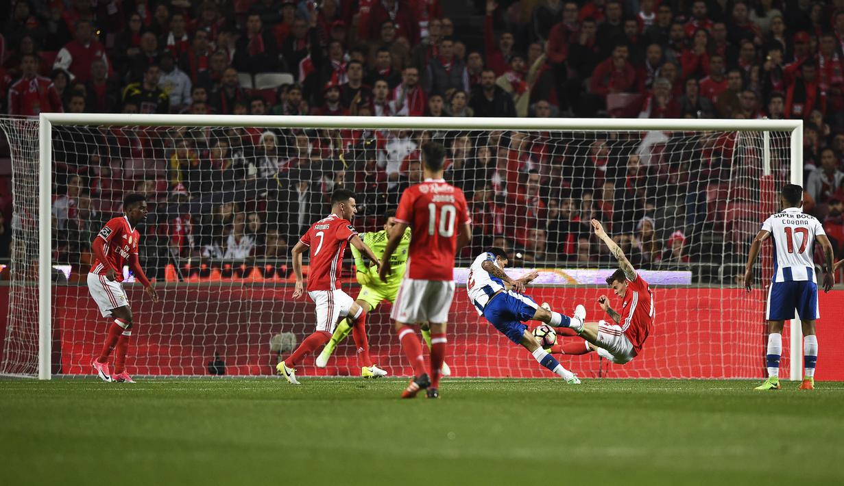 Bek Benfica, Victor Lindelof, berusaha menghalau tendangan bek FC Porto, Maxi Pereira pada lanjutan liga Portugal di Stadion Luz, Lisbon (1/4/2017). (AFP/Patricia De Melo Moriera)