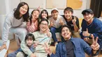 Momen pertemuan Waseda Boys dan Kimbab Family dibagikan kanal YouTube masing-masing. Dalam unggahan Instagram, keluarga kimbab mengungkapkan rumahnya jadi semakin ramai saat empat orang sahabat yang bertemu di Waseda University itu datang ke rumahnya. (Liputan6.com/IG/@kimbabfamily.official)