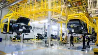 Proses produksi kendaraan elektrifikasi GAC AION di pabrik milik Indomobil Group. (Liputan6.com/Septian Pamungkas)