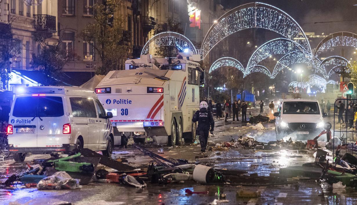 Kekalahan dua gol tanpa balas Setan Merah dari wakil Afrika itu membuat suporter yang murka melakukan kerusuhan di pusat kota Brussels, Belgia. (AP/Geert Vanden Wijngaert)