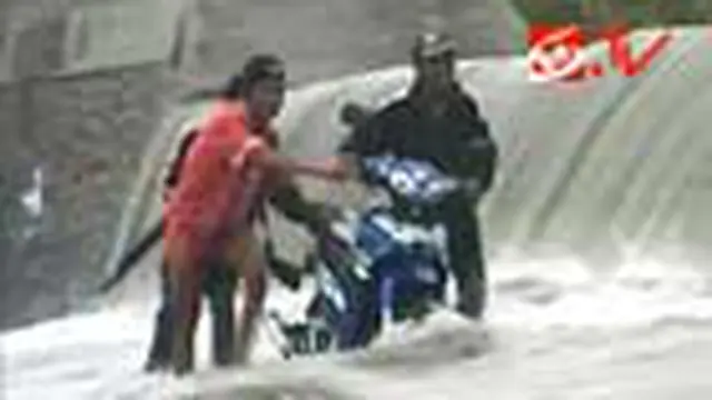 Warga Lumajang Nekat Terjang Lahar Dingin