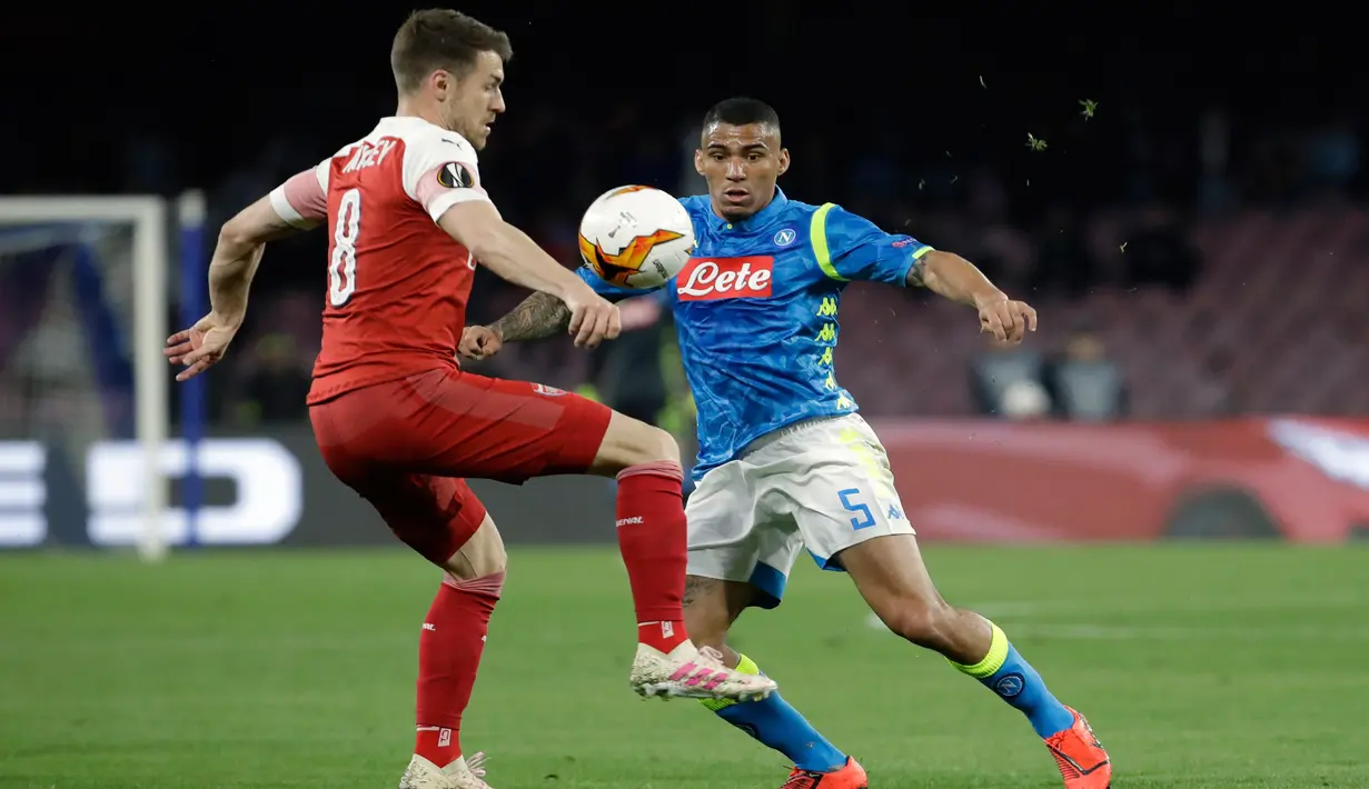 Gelandang Napoli, Marques Allan berusaha merebut bola yang dibawa gelandang Arsenal, Aaron Ramsey selama pertandingan leg kedua babak perempat final Liga Europa di stadion San Paolo di Naples, Italia (18/4). Arsenal menang agregat 3-0 atas Napoli dan lolos ke semifinal. (AP Photo/Luca Bruno)