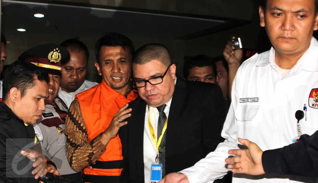 Gubernur Sumatera Utara Gatot Pujo Nugroho (rompi oranye) ditahan usai menjalani pemeriksaan di KPK, Jakarta, Senin (3/8/2015). Gatot dan istrinya ditahan terkait kasus suap terhadap hakim PTUN Medan. (Liputan6.com/Helmi Afandi)