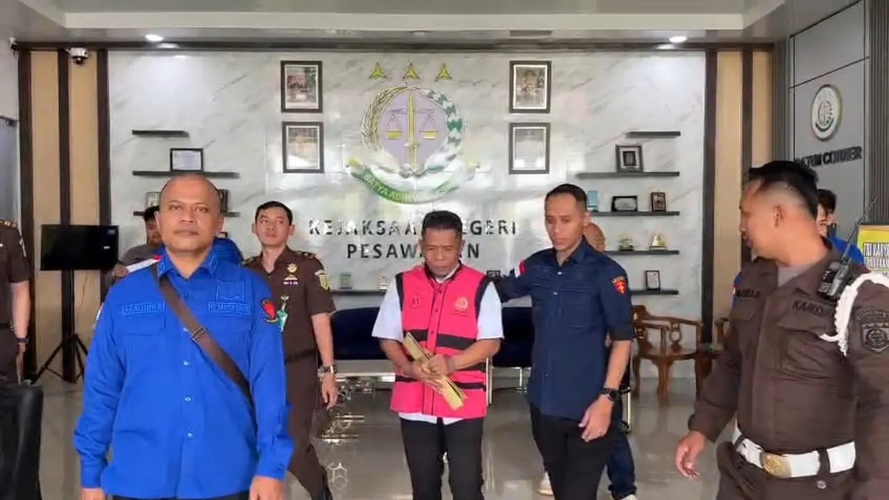 Kepala Desa di Pesawaran, Lampung ditahan Kejari terkait korupsi dana desa Rp 429 juta. (Liputan6.com/Istimewa)