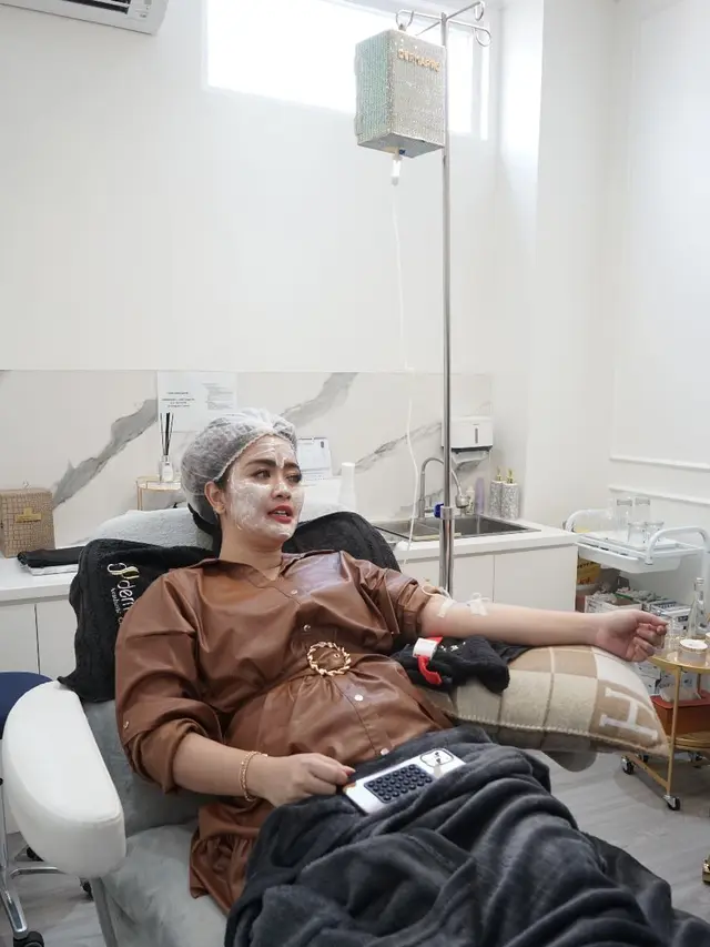 Vega Darwanti saat melakukan perawatan wajah (ist)