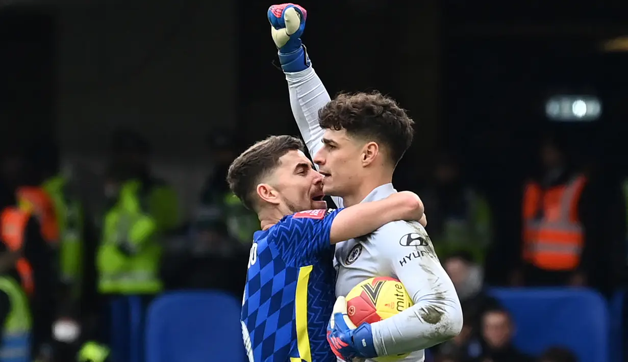 Penyelamatan penalti Kepa Arrizabalaga di menit-menit akhir babak extra time mengantarkan Chelsea lolos ke putaran kelima Piala FA 2021/2022. Chelsea berhasil menang 2-1 (1-1) usai mengatasi perlawanan tamunya Plymouth Argyle di putaran keempat, Sabtu (5/2/2022). (AFP/Glyn Kirk)