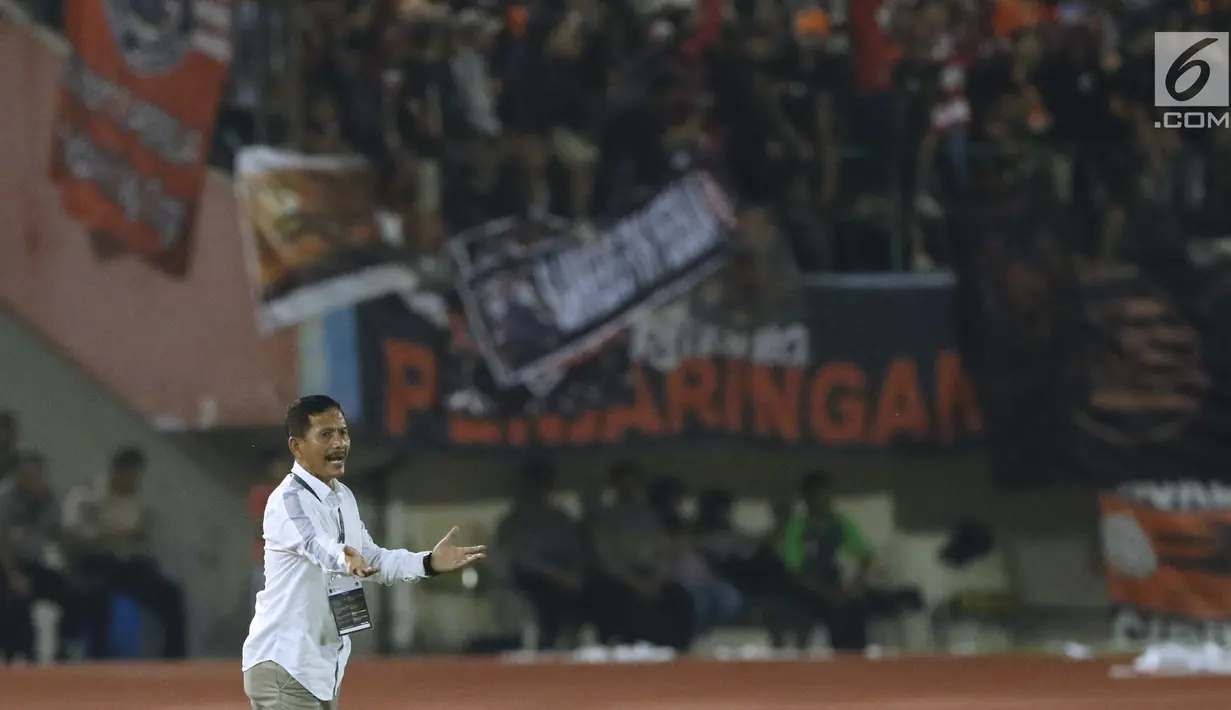 Pelatih PSMS, Djajang Nurdjaman memberi arahan pada timnya saat laga pertama semifinal Piala Presiden 2018 melawan Persija di Stadion Manahan, Solo, Jawa Tengah, Sabtu (10/2). Persija menang 4-1. (Liputan6.com/Helmi Fithriansyah)