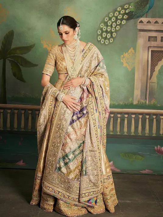 Shloka Ambani adalah menantu perempuan dari kakak laki-laki Anant Ambani. Penampilan Shloka dibalut sari bernuansa keemasan ini tak kalah memesona. Berbagai bordir dan payet rumit menambah kesan mewah dan megah pada penampilan Shloka di sini. [Foto: Instagram/nirikshapoojary_]