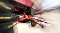 Pembalap Ferrari asal Inggris, Lewis Hamilton, meninggalkan pit pada sesi latihan ketiga menjelang Grand Prix Formula Satu Hungaria di sirkuit Hungaroring di Mogyorod dekat Budapest, Hungaria, pada 2 Agustus 2025. (Attila KISBENEDEK/AFP)