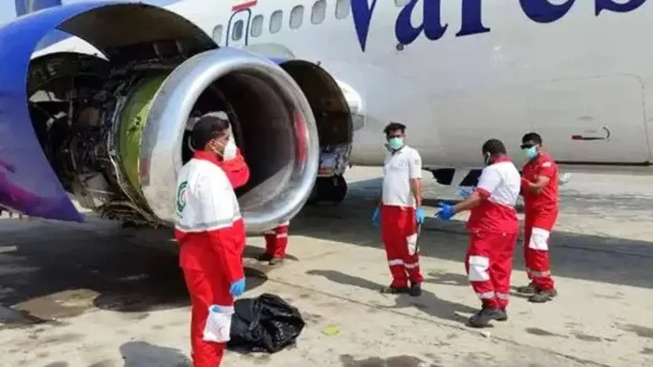 Layanan darurat di lokasi kejadian setelah kecelakaan pria tersedot mesin pesawat jet Boeing di Iran. (X/@FlightModeblog)