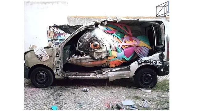 Dari mobil bekas dan barang bekas lainnya, seniman ini menciptakan karya seni berbentuk ikan piranha.