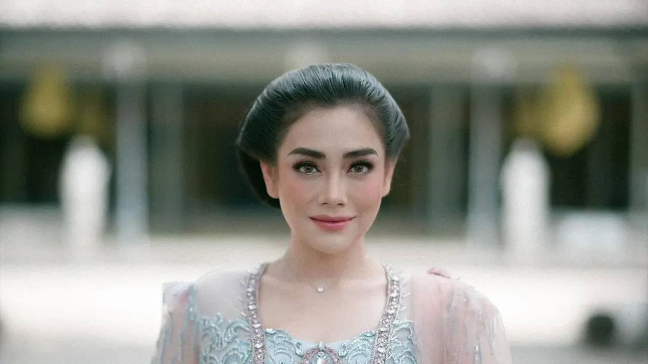 Miliki Paras Bule, 6 Potret Anggun Celine Evangelista bak Putri Keraton Kenakan Kebaya Baby Blue saat Jalani Tradisi Caos