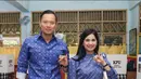 Annisa Yudhoyono tampil anggun dengan dress batik kala sumbang suara ke TPS. Ia kenakan nuansa biru yang serasi dengan Agus Harimurti Yudhoyono, sang suami. [Foto: Instagram/ AHY]