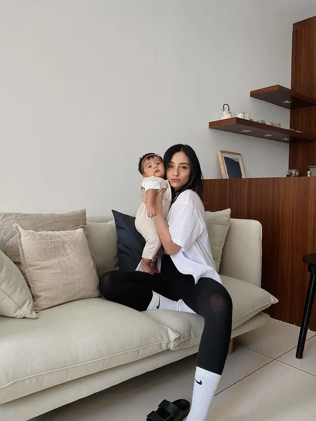 Momen Lolita Agustine Asuh Siena Rose. (Sumber: Instagram/lolitagustine)