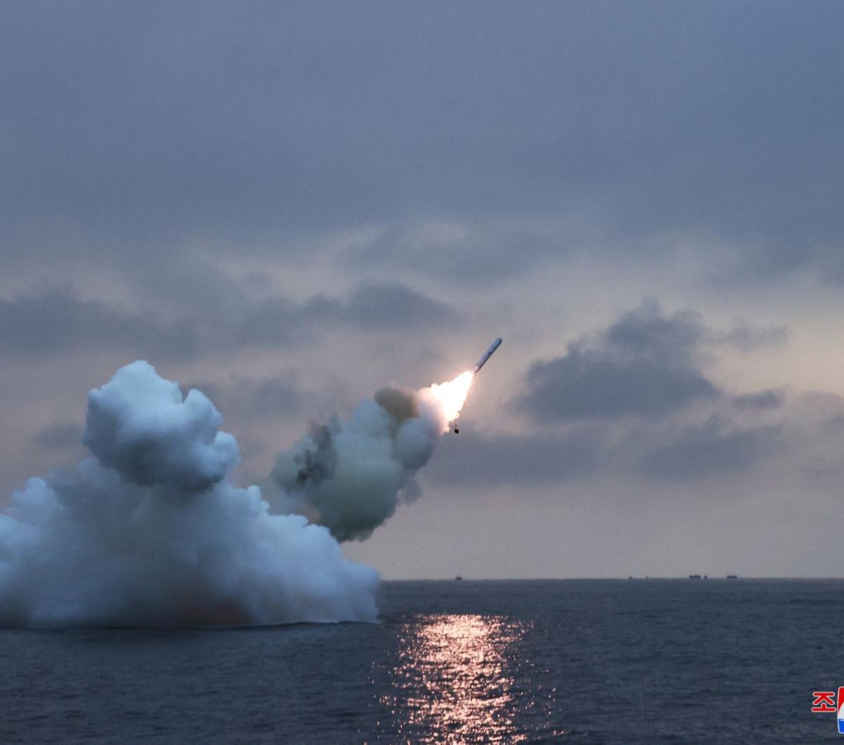 Dari pantauan yang diambil dari lokasi yang dirahasiakan terlihat rudal jelajah yang diuji coba diluncurkan dari kapal selam oleh pemerintahan Kim Jong-un.<br>(Foto KCNA via REUTERS)<br>