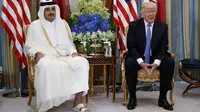 Presiden Donald Trump bersama dengan Emir Qatar Sheikh Tamim Bin Hamad Al-Thani (AP Photo/Evan Vucci, File)