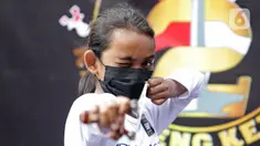Peserta membidik sasaran saat lomba ketapel di Kampoeng Ketapel, Ciganjur, Jakarta, Minggu (19/9/2021). Kegiatan ini untuk melatih keterampilan anak, memperkenalkan cabang olahraga tradisional, dan ajang silaturahmi antarklub Markaz Ketapel Indonesia (MKI). (Liputan6.com/Herman Zakharia)