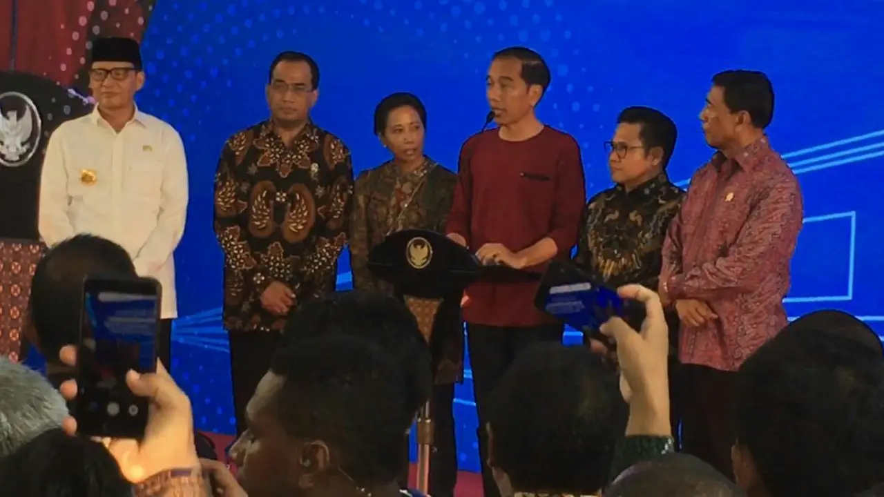 Pakai Kaos Oblong, Jokowi Resmikan Kereta Bandara Soekarno-Hatta