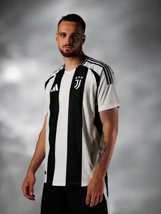 Mereka kembali ke pola klasik hitam putih vertikal dengan sentuhan motif permukaan bulan.  (FOTO: instagram.com/juventus/?hl=id)