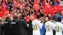 Pelatih Manchester United, Sir Alex Ferguson, disambut para pemain saat melawan Swansea City pada laga Premier League di Stadion Old Trafford (12/5/2013). Pertandingan tersebut sekaligus menjadi momen perpisahan Sir Alex Ferguson bersama Setan Merah. (AFP/Andrew Yates)