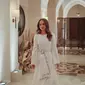 Putri Iman dari Yordania tampil anggun dalam gaun putih pada acara pesta henna. (Dok. Instagram/@queenrania/https://www.instagram.com/p/CpiUS4KDdaP/Dyra Daniera)