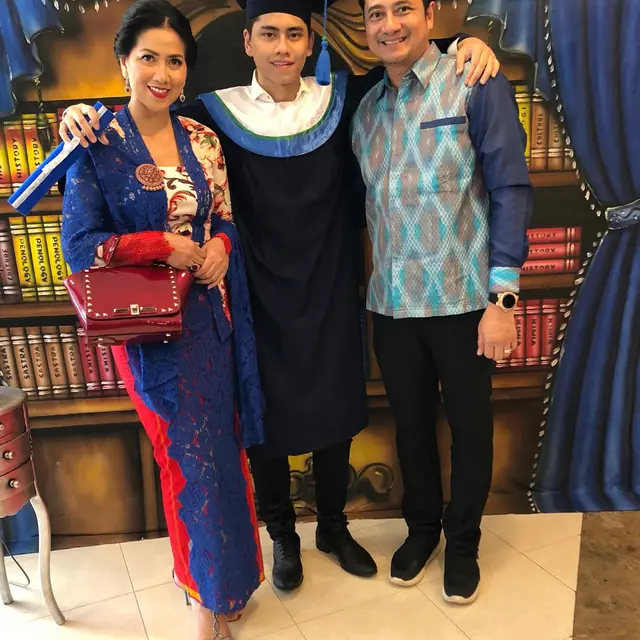 Sudah Cerai, 6 Mantan Pasangan Artis Ini Tetap Kompak Dampingi Anak Wisuda
