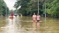 Banjir yang dipicu oleh curah hujan lebat pada Oktober melanda sebagian wilayah Myanmar selatan pada Senin (9/10), menggenangi jalan dan ladang serta membuat penduduk mengungsi ke tempat yang lebih tinggi. (AP Photo/Thein Zaw)
