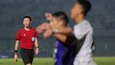 Wasit asal Jepang, Yusuke Araki, memperhatikan gerak-gerik pemain saat memimpin pertandingan antara Persita Tangerang Vs Persikabo 1973 pada laga pekan ke-22 BRI Liga 1 2023/2024 di Stadion di Indomilk Arena, Tangerang, Minggu (10/12/2023). Persita menang dengan skor 2-1. (Bola.com/M Iqbal Ichsan)