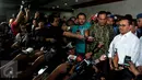 Menteri ESDM Sudirman Said memberi keterangan sebelum menuju ruang sidang MKD di Kompleks Parlemen Senayan, Jakarta, Rabu (2/12) . Sudirman mengaku membawa rekaman lengkap berisi percakapan dugaan pencatutan nama Jokowi-JK. (Liputan6.com/Johan Tallo)