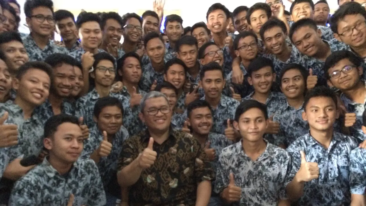 Aher: Laporkan Guru yang Merokok di Sekolah