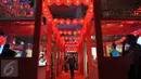 Pengunjung melintas di antara ratusan lampion yang terpasang di Mall Taman Anggrek, Jakarta, Jumat (20/1). Keberadaan lampion tersebut menjadi daya tarik pengunjung untuk sekedar melihat-lihat. (Liputan6.com/Angga Yuniar)