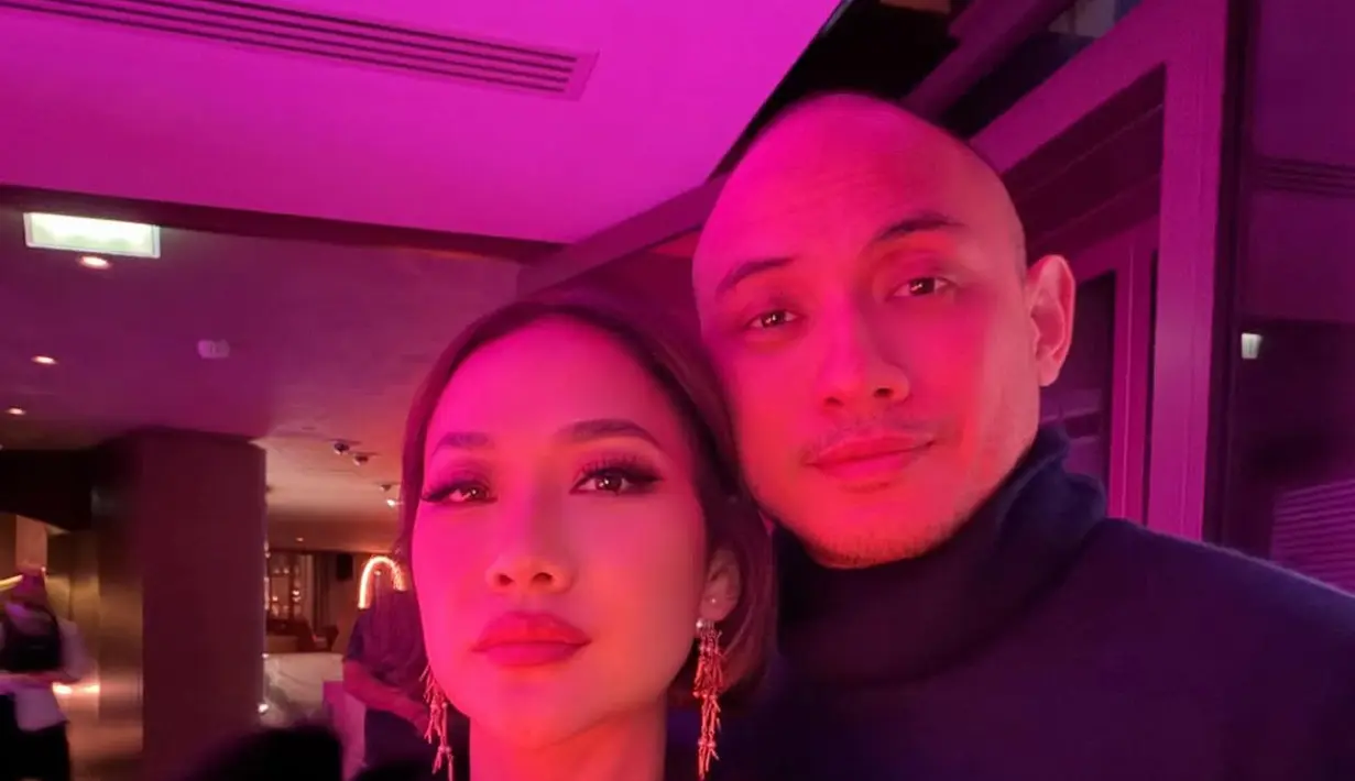 BCL tampil glam kenakan dress satin hitam berlapis fur coat dan anting gantung [@itsmebcl]