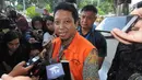Mantan Ketum PPP, Romahurmuziy menjawab pertanyaan para pewarta setibanya di Gedung KPK, Jakarta, Jumat (22/3). Rommy diperiksa perdana sebagai tersangka suang pengisian jabatan di lingkungan di Kementerian Agama RI. (merdeka.com/Dwi Narwoko)