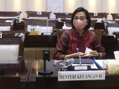 Menkeu Sri Mulyani bersiap mengikuti rapat kerja dengan Komisi XI DPR di Kompleks Parlemen, Senayan, Jakarta, Senin (15/3/2021). Rapat membahas konsultasi terkait usulan perubahan pengelompokan/skema barang kena pajak berupa kendaraan bermotor yang dikenai PPnBM. (Liputan6.com/Angga Yuniar)