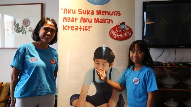 Bianca Alexandria Situmorang bersama sang ibu ketika menjadi juara III Festival Penulis Cilik SIDU 2018 (Istimewa)