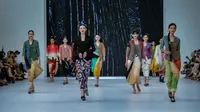 Koleksi "Lambaikan Kain" oleh BINhouse di runway Jakarta Fashion Week (JFW) 2023, 27 Oktober 2022. (dok. JFW)