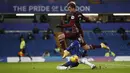 Pemain Leeds United, Patrick Bamford berusaha melewati bek Chelsea, Kurt Zouma pada pertandingan lanjutan Liga Inggris di Stamford Bridge di London, Inggris, Minggu (6/12/2020). Chelsea menang 3-1 atas Leeds United. (Matthew Childs/Pool via AP)