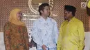 Plt Ketua Umum Partai Golkar, Idrus Marham (kanan) berbincang bersama Khofifah Indar Parawansa (kiri) dan Emil E Dardak jelang penyerahan surat rekomendasi Cagub dan Cawagub Jawa Timur di Jakarta, Rabu (22/11). (Liputan6.com/Helmi Fithriansyah)