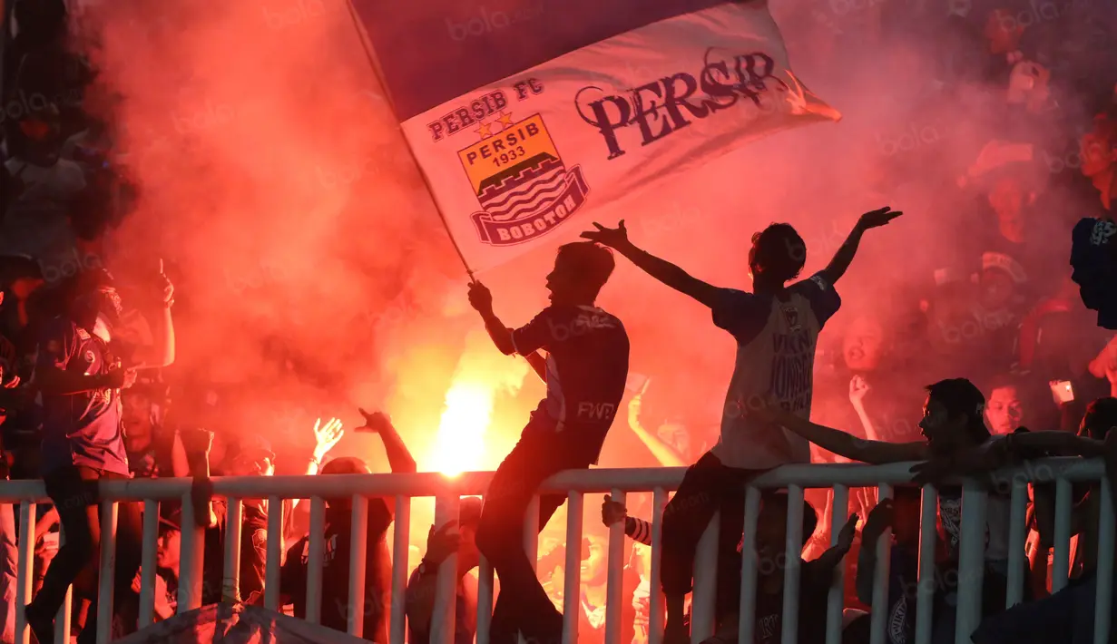 Bobotoh menyalakan flare usai laga PS TNI vs Persib Bandung di Stadion Pakansari, Bogor, Minggu (21/8/2016). (Bola.com/Nicklas Hanoatubun)
