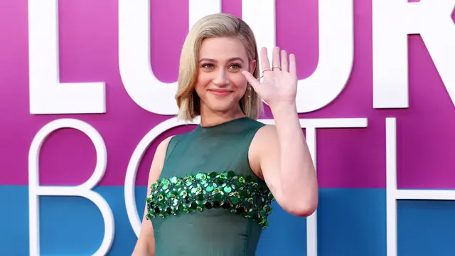 Lili Reinhart Tampil Menakjubkan Saat Pemutaran Perdana Film Look Both Ways