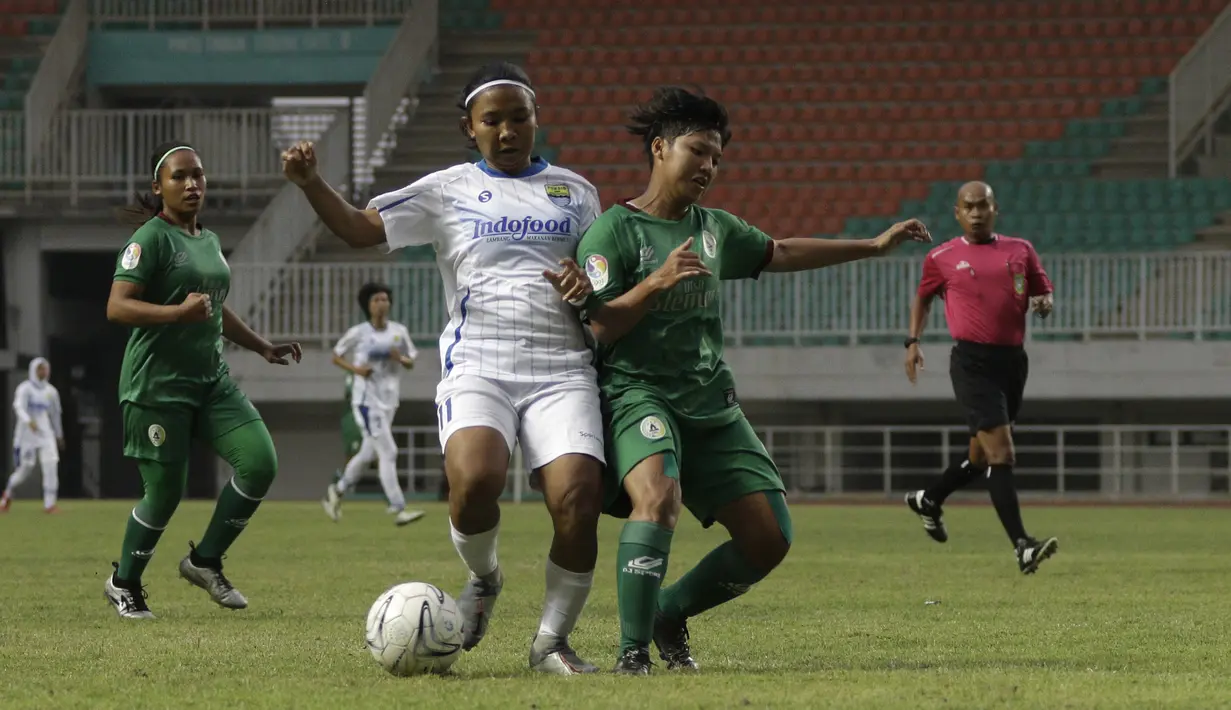 Striker Persib Bandung Putri, Febriana Kusumaningrum, berebut bola dengan pemain PSS Sleman pada laga Liga 1 Putri di Stadion Pakansari, Bogor, Sabtu (26/10). Persib Bandung Putri menang 3-0 atas PSS Sleman Putri. (Bola.com/Yoppy Renato)