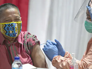 Seorang warga lanjut usia (lansia) menerima suntikan vaksin COVID-19 di Balai Besar Pelatihan Kesehatan (BBPK) Jakarta Kampus Hang Jebat, Jakarta Selatan, Selasa (23/3/2021). Tersedia 1.000 kuota perhari bagi lansia yang berdomisili di dalam dan luar DKI Jakarta. (Liputan6.com/Faizal Fanani)