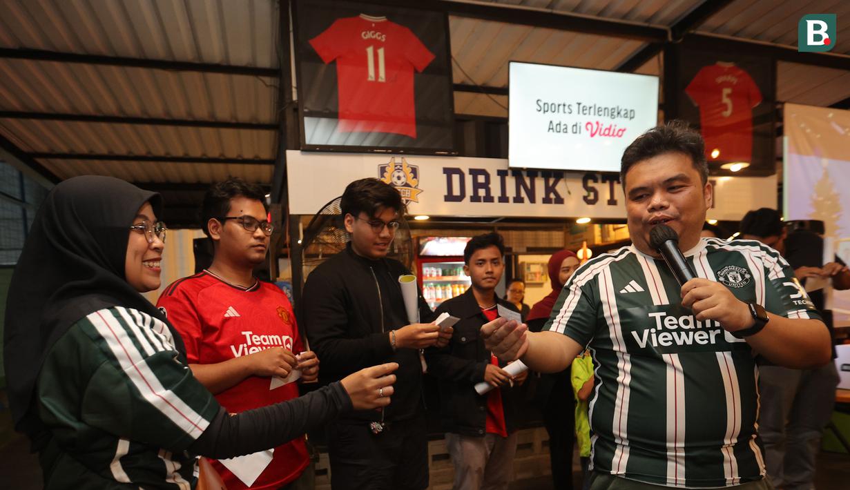 Komunitas IndoManUtd Regional Jakarta memilih hadiah yang diberikan panitia dalam acara Roaring Night edisi perdana di Pitch 98, Kemang, Jakarta, Sabtu (23/12/2023). (Bola.com/Bagaskara Lazuardi)
