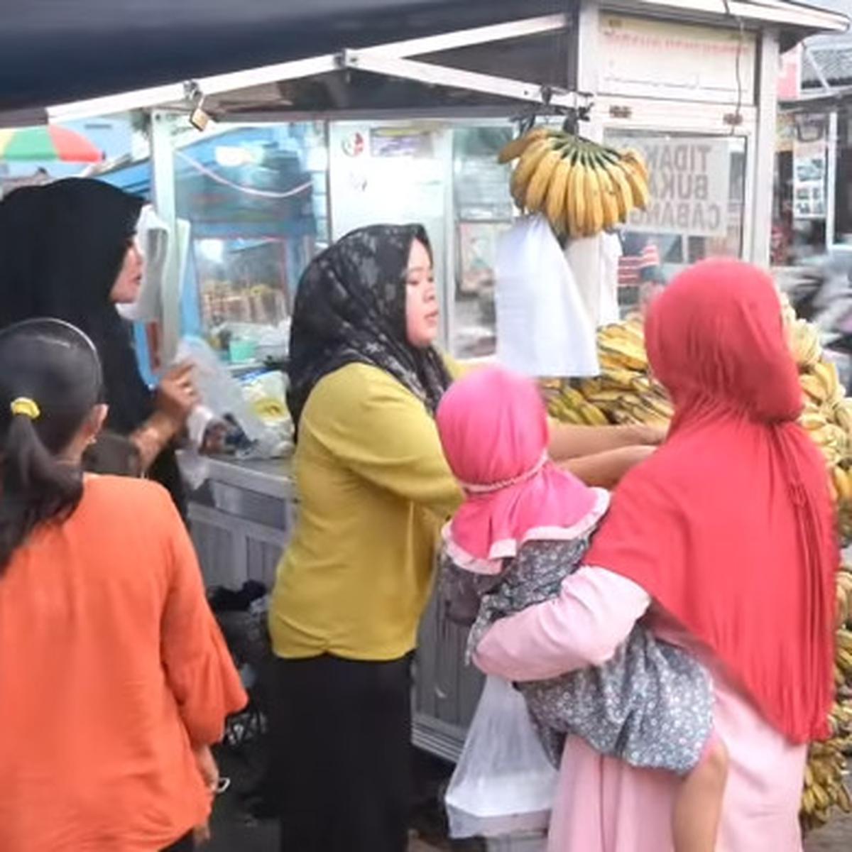 Kisah Mantan Kuli Berjualan Pisang