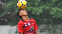 Pemain Arema FC, Rivaldi Bawuo, senang mantan timnya, Kalteng Putra, lolos ke Liga 1 2019. (Bola.com/Iwan Setiawan)