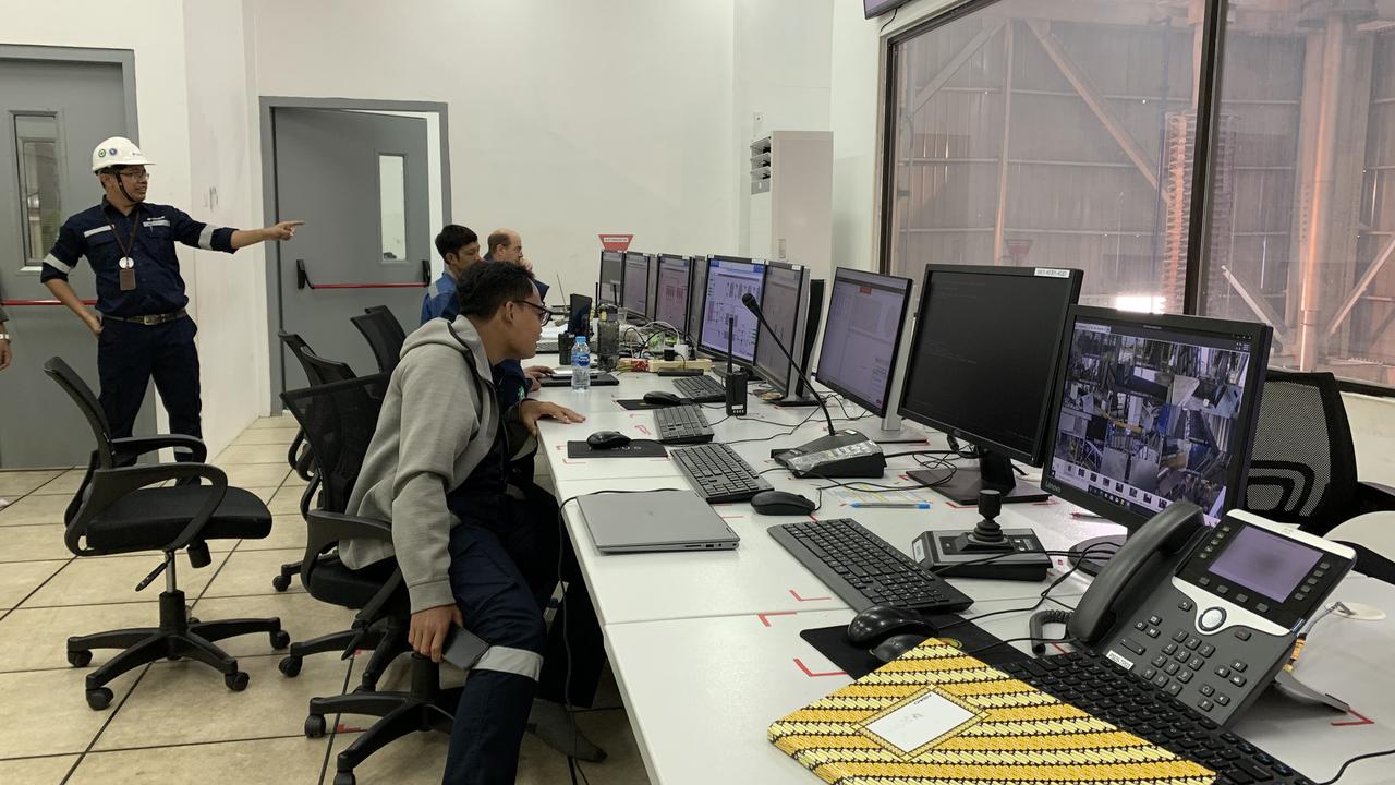 Ruang operasi peleburan timah dengan menggunakan teknologi teknologi Top Submerge Lance (TSL) Ausmelt Furnace (TSL Ausmelt) di Unit Metalurgi Muntok PT Timah Tbk, Bangka Barat Pulau Bangka.