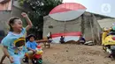 Anak-anak bermain saat warga membuat layang-layang merah putih setinggi enam meter di Kawasan Peninggilan, Tangerang, Senin (10/8/2020). Layang-layang merah putih tersebut dibuat untuk memeriahkan HUT Ke-75 Kemerdekaan Republik Indonesia. (Liputan6.com/Angga Yuniar)