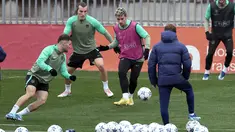 Penyerang Atletico Madrid #07 Antoine Griezmann (tengah) menghadiri sesi latihan menjelang laga pamungkas Grup E Liga Champions 2023/2024, di tempat latihan klub di Majadahonda, dekat Madrid, Selasa (12/12/2023). (Thomas COEX / AFP)