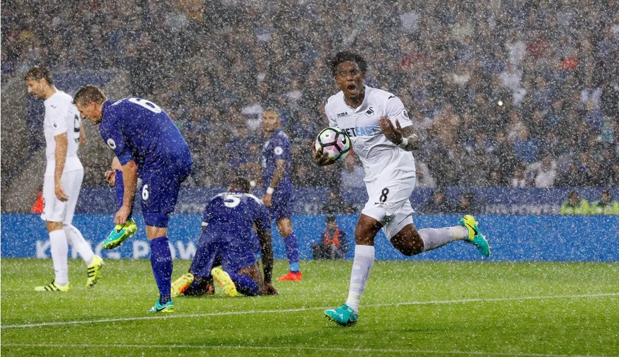 Ekspresi pemain Swansea City, Leroy Fer, setelah mencetak gol ke gawang Leicester City  dalam laga Premier League di King Power Stadium, Sabtu (27/8/2016). (Reuters/Darren Staples)